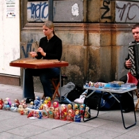Foto Nicoloro G. Scatti fotografici fatti per strada immortalando musicisti, strumenti musicali e ... suoni. nella foto Giovani dell' Est suonano e vendono prodotti del loro paese.