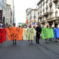 Foto Nicoloro G.   27/06/2015  Milano    Dodicesima edizione del " Milano Gay Pride " che con lo slogan " I diritti nutrono il pianeta " ha visto sfilare in corteo 100.000 partecipanti. nella foto manifestanti lungo il corteo e al centro anche un prete.
