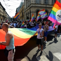 Foto Nicoloro G.   27/06/2015  Milano    Dodicesima edizione del " Milano Gay Pride " che con lo slogan " I diritti nutrono il pianeta " ha visto sfilare in corteo 100.000 partecipanti. nella foto manifestanti lungo il corteo.