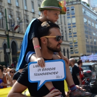 Foto Nicoloro G.  27/06/2015  Milano    Dodicesima edizione del " Milano Gay Pride " che con lo slogan " I diritti nutrono il pianeta " ha visto sfilare in corteo 100.000 partecipanti. nella foto un partecipante lungo il corteo.