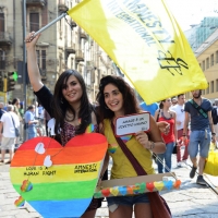 Foto Nicoloro G. 27/06/2015  Milano    Dodicesima edizione del " Milano Gay Pride " che con lo slogan " I diritti nutrono il pianeta " ha visto sfilare in corteo 100.000 partecipanti. nella foto manifestanti lungo il corteo.