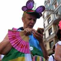 Foto Nicoloro G.  27/06/2015  Milano    Dodicesima edizione del " Milano Gay Pride " che con lo slogan " I diritti nutrono il pianeta " ha visto sfilare in corteo 100.000 partecipanti. nella foto un partecipante lungo il corteo.
