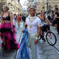 Foto Nicoloro G.   27/06/2015  Milano    Dodicesima edizione del " Milano Gay Pride " che con lo slogan " I diritti nutrono il pianeta " ha visto sfilare in corteo 100.000 partecipanti. nella foto un partecipante lungo il corteo.