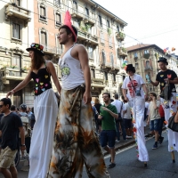 Foto Nicoloro G.   27/06/2015  Milano    Dodicesima edizione del " Milano Gay Pride " che con lo slogan " I diritti nutrono il pianeta " ha visto sfilare in corteo 100.000 partecipanti. nella foto manifestanti lungo il corteo.