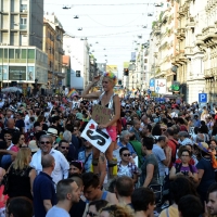 Foto Nicoloro G.   27/06/2015  Milano    Dodicesima edizione del " Milano Gay Pride " che con lo slogan " I diritti nutrono il pianeta " ha visto sfilare in corteo 100.000 partecipanti. nella foto una manifestante lungo il corteo.
