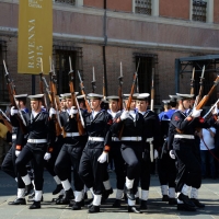 Foto Nicoloro G.  10/05/2015  Ravenna    Diciannovesimo raduno nazionale dei Marinai d' Italia. nella foto fucilieri del battaglione San Marco impegnati nel " Silent Drill ", esibizione di maneggio delle armi in " stile USA ".
