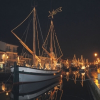 Foto Nicoloro G. 23/12/2010 Cesenatico (FC) Tradizionale presepe sulle barche, tipiche della marineria locale, ormeggiate nel porto canale di Cesenatico. nella foto Il corteo di barche