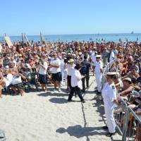 Foto Nicoloro G. 15/08/2017 Cervia (Ravenna ) 25° edizione di ' Cervia, la spiaggia ama il libro ' che chiude le manifestazioni con il tradizionale sbarco degli scrittori sulla spiaggia della cittadina romagnola. nella foto seguitissima, come ogni anno, la manifestazione.