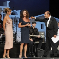 Foto Nicoloro G. 03/09/2011 Venezia Al teatro La Fenice serata finale con premiazione del vincitore del ”Premio Campiello Letteratura” alla sua quarantanovesima edizione. nella foto Serena Autieri – Gigliola Cinquetti – Bruno