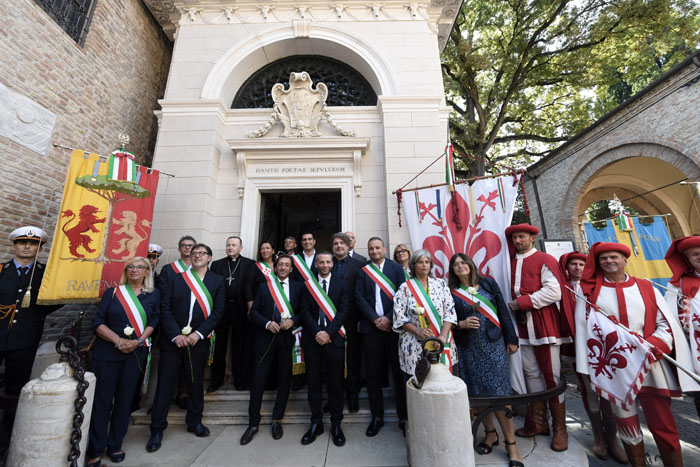 11/09/2022   Ravenna    Cerimonia per il 701° annuale della morte di Dante. nella foto gruppo di autorita' e amministratori davanti alla tomba di Dante.