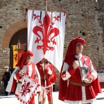 Foto Nicoloro G.   11/09/2022   Ravenna    Cerimonia per il 701° annuale della morte di Dante. nella foto il corteo dopo la messa si reca alla tomba di Dante portando l' ampolla con l' olio, dono della citta' di Firenze, per alimentare la lampada che arde sempre nella tomba di Dante.