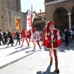 Foto Nicoloro G.   11/09/2022   Ravenna    Cerimonia per il 701° annuale della morte di Dante. nella foto il corteo dopo la messa si reca alla tomba di Dante portando l' ampolla con l' olio, dono della citta' di Firenze, per alimentare la lampada che arde sempre nella tomba di Dante.