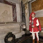 Foto Nicoloro G.   11/09/2022   Ravenna    Cerimonia per il 701° annuale della morte di Dante. nella foto l' araldo con l' ampolla con l' olio, dono della citta' di Firenze, che servira' ad alimentare in perpetuo la lampada che arde nella tomba di Dante.