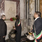 Foto Nicoloro G.   11/09/2022   Ravenna    Cerimonia per il 701° annuale della morte di Dante. nella foto l' assessora del Comune di Firenze Maria Federica Giuliani depone un mazzo di fiori sulla tomba di Dante.