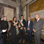 Foto Nicoloro G.   11/09/2022   Ravenna    Cerimonia per il 701° annuale della morte di Dante. nella foto l' assessora di Firenze Maria Federica Giuliani accende la lampada che arde nella tomba di Dante presenti, da sinistra, l' arcivescovo Lorenzo Ghizzoni, il sindaco Michele de Pascale, il prefetto Castrese de Rosa e il presidente ABI Antonio Patuelli.