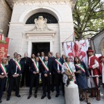 11/09/2022   Ravenna    Cerimonia per il 701° annuale della morte di Dante. nella foto gruppo di autorita' e amministratori davanti alla tomba di Dante.