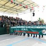 Foto Nicoloro G.   08/05/2022   Rimini  Giornata conclusiva della 93° Adunata Nazionale Alpini che culmina con la sfilata generale davanti alle autorita' militari e civili e una folla di spettatori. nella foto uno striscione lungo la sfilata.