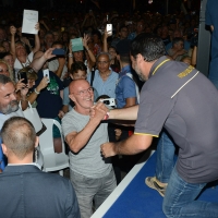 Foto Nicoloro . 04/08/2018 Cervia ( Ravenna ) Festa della Lega Romagna. nella foto il ministro Matteo Salvini saluta l' ex Ct della Nazionale di calcio Arrigo Sacchi.