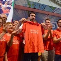 Foto Nicoloro G. 09/09/2018 Ravenna Serata di chiusura della Festa Nazionale de l' Unita'. nella foto il segretario nazionale del PD Maurizio Martina circondato sul palco da numerosi volontari.