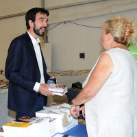 Foto Nicoloro G. 30/08/2018 Ravenna Continua la Festa Nazionale de l' Unita'. nella foto il segretario PD Maurizio Martina, nella libreria della Festa dove compera alcuni libri.