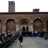 Foto Nicoloro G. 05/04/2016 Milano Si sono svolti nella Basilica di Sant' Ambrogio i funerali del campione di calcio Cesare Maldini. nella foto l' ingresso alla Basilica di Sant' Ambrogio