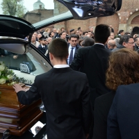 Foto Nicoloro G. 05/04/2016 Milano Si sono svolti nella Basilica di Sant' Ambrogio i funerali del campione di calcio Cesare Maldini. nella foto il dolore dei nipoti del campione scomparso.