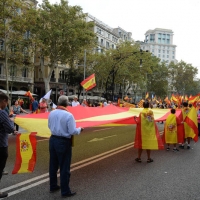 Foto Nicoloro G.   12/10/2017    Barcellona     Manifestazione con corteo degli unionisti per l' unita' della Spagna contro il progetto dell' indipendenza della Catalogna. nella foto un enorme bandiera sfila lungo il corteo.