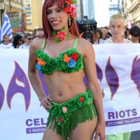 Foto Nicoloro G. 30/06/2018 Milano. Manifestazione con corteo per il Gay Pride. nella foto incontri lungo il corteo.