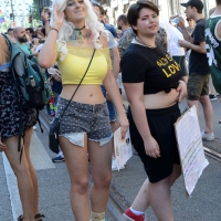 Foto Nicoloro G. 30/06/2018 Milano. Manifestazione con corteo per il Gay Pride. nella foto incontri lungo il corteo.