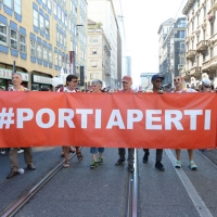 Foto Nicoloro G. 30/06/2018 Milano. Manifestazione con corteo per il Gay Pride. nella foto incontri lungo il corteo.