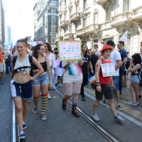 Foto Nicoloro G. 30/06/2018 Milano. Manifestazione con corteo per il Gay Pride. nella foto incontri lungo il corteo.