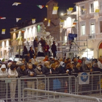 Foto Nicoloro G. 01/10/2017 Cesena ( Forli'-Cesena ) Visita di papa Francesco a Cesena. nella foto e' ancora buio e gia' la gente si accalca nella piazza e sui balconi che si affacciano sulla piazza stessa.