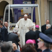 Foto Nicoloro G. 01/10/2017 Cesena ( Forli'-Cesena ) Visita di papa Francesco a Cesena. nella foto Papa Francesco scende dalla papamobile per salire sul palco allestito in piazza.