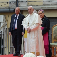 Foto Nicoloro G. 01/10/2017 Cesena ( Forli'-Cesena ) Visita di papa Francesco a Cesena. nella foto Papa Francesco a fine discorso saluta la folla che si accalca in piazza.