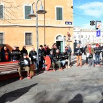 Foto Nicoloro G.   27/11/2021   Ravenna    Flash mob \' Uomini in scarpe rosse \'. Un corteo di uomini con scarpe rosse ha sfilato nel centro di Ravenna per dire No alla violenza sulle donne. nella foto una sosta vicino a una panchina rossa.