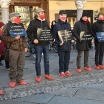 Foto Nicoloro G.   27/11/2021   Ravenna    Flash mob \' Uomini in scarpe rosse \'. Un corteo di uomini con scarpe rosse ha sfilato nel centro di Ravenna per dire No alla violenza sulle donne. nella foto un momento lungo il corteo.