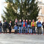 Foto Nicoloro G.   27/11/2021   Ravenna    Flash mob ' Uomini in scarpe rosse '. Un corteo di uomini con scarpe rosse ha sfilato nel centro di Ravenna per dire No alla violenza sulle donne. nella foto sosta davanti all' albero di Natale.