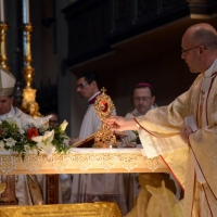 Foto Nicoloro G.  29/04/2014   Ravenna   Cerimonia nella Basilica di Santa Maria in Porto per l' arrivo delle reliquie di Giovanni Paolo II. nella foto la teca contenente una ciocca di capelli del Santo Giovanni Paolo II viene posta sull' altare.