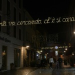Foto Nicoloro G.   29/11/2020   Ravenna    Accese nelle vie della citta' le luminarie che quest' anno, in ricorrenza delle celebrazioni per i 700 anni dalla morte di Dante Alighieri, comprendono anche installazioni denominate ' la luce delle parole ' e che sono endecasillabi tratti dalla Divina Commedia. nella foto uno degli endecasillabi tratto dalla Divina Commedia.