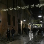 Foto Nicoloro G.   29/11/2020   Ravenna    Accese nelle vie della citta' le luminarie che quest' anno, in ricorrenza delle celebrazioni per i 700 anni dalla morte di Dante Alighieri, comprendono anche installazioni denominate ' la luce delle parole ' e che sono endecasillabi tratti dalla Divina Commedia. nella foto uno degli endecasillabi tratto dalla Divina Commedia.
