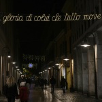 Foto Nicoloro G.   29/11/2020   Ravenna    Accese nelle vie della citta' le luminarie che quest' anno, in ricorrenza delle celebrazioni per i 700 anni dalla morte di Dante Alighieri, comprendono anche installazioni denominate ' la luce delle parole ' e che sono endecasillabi tratti dalla Divina Commedia. nella foto uno degli endecasillabi tratto dalla Divina Commedia.