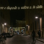 Foto Nicoloro G.   29/11/2020   Ravenna    Accese nelle vie della citta' le luminarie che quest' anno, in ricorrenza delle celebrazioni per i 700 anni dalla morte di Dante Alighieri, comprendono anche installazioni denominate ' la luce delle parole ' e che sono endecasillabi tratti dalla Divina Commedia. nella foto uno degli endecasillabi tratto dalla Divina Commedia.