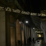 Foto Nicoloro G.   29/11/2020   Ravenna    Accese nelle vie della citta' le luminarie che quest' anno, in ricorrenza delle celebrazioni per i 700 anni dalla morte di Dante Alighieri, comprendono anche installazioni denominate ' la luce delle parole ' e che sono endecasillabi tratti dalla Divina Commedia. nella foto uno degli endecasillabi tratto dalla Divina Commedia.