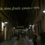 Foto Nicoloro G.   29/11/2020   Ravenna    Accese nelle vie della citta' le luminarie che quest' anno, in ricorrenza delle celebrazioni per i 700 anni dalla morte di Dante Alighieri, comprendono anche installazioni denominate ' la luce delle parole ' e che sono endecasillabi tratti dalla Divina Commedia. nella foto uno degli endecasillabi tratto dalla Divina Commedia.