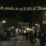 Foto Nicoloro G.   29/11/2020   Ravenna    Accese nelle vie della citta' le luminarie che quest' anno, in ricorrenza delle celebrazioni per i 700 anni dalla morte di Dante Alighieri, comprendono anche installazioni denominate ' la luce delle parole ' e che sono endecasillabi tratti dalla Divina Commedia. nella foto uno degli endecasillabi tratto dalla Divina Commedia.