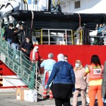 Foto Nicoloro G.   25/09/2023   Porto Corsini  ( RA )   Ha attraccato alla banchina di Porto Corsini (RA) la nave Life Support di Emergency con 28 naufraghi a bordo, di cui 11 adulti, nove donne e 8 minori accompagnati. La maggior parte di origine siriana e cinque libici. Appena sbarcati sono stati trasferiti su un autobus della Croce Rossa e portati all' ospedale di Ravenna per accertamenti e identificazione. nella foto lo sbarco di alcuni naufraghi.