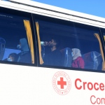 Foto Nicoloro G.   25/09/2023   Porto Corsini  ( RA )   Ha attraccato alla banchina di Porto Corsini (RA) la nave Life Support di Emergency con 28 migranti a bordo, di cui 11 adulti, nove donne e 8 minori accompagnati. La maggior parte di origine siriana e cinque libici. Appena sbarcati sono stati trasferiti su un autobus della Croce Rossa e portati all' ospedale di Ravenna per accertamenti e identificazione. nella foto alcuni naufraghi sull' autobus della Croce Rossa che li portera' all' ospedale di Ravenna.