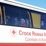 Foto Nicoloro G.   25/09/2023   Porto Corsini  ( RA )   Ha attraccato alla banchina di Porto Corsini (RA) la nave Life Support di Emergency con 28 migranti a bordo, di cui 11 adulti, nove donne e 8 minori accompagnati. La maggior parte di origine siriana e cinque libici. Appena sbarcati sono stati trasferiti su un autobus della Croce Rossa e portati all' ospedale di Ravenna per accertamenti e identificazione. nella foto alcuni naufraghi sull' autobus della Croce Rossa che li portera' all' ospedale di Ravenna.