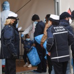 Foto Nicoloro G.   31/12/2022   Porto Corsini ( Ravenna )   La nave Ocean Viking con 113 migranti a bordo ha attraccato alla banchina del Terminal Crociere di Porto Corsini. nella foto una donna con figlio va alla prima accoglienza.