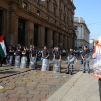 Foto Nicoloro G. 14/06/2011 Milano Isolatissima contestazione ai margini del Business Forum Italian-Israeli da parte di attivisti anti-Israele. nella foto Manifestanti contestatori e Cordone di poliziotti